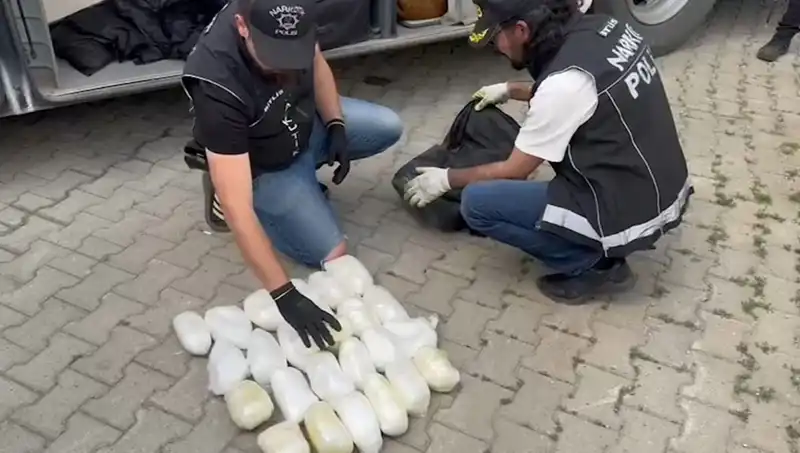 Uluslararası Havalimanında Şok: Yolcunun Valizinde 13 Kilo Metamfetamin Ele Geçirildi