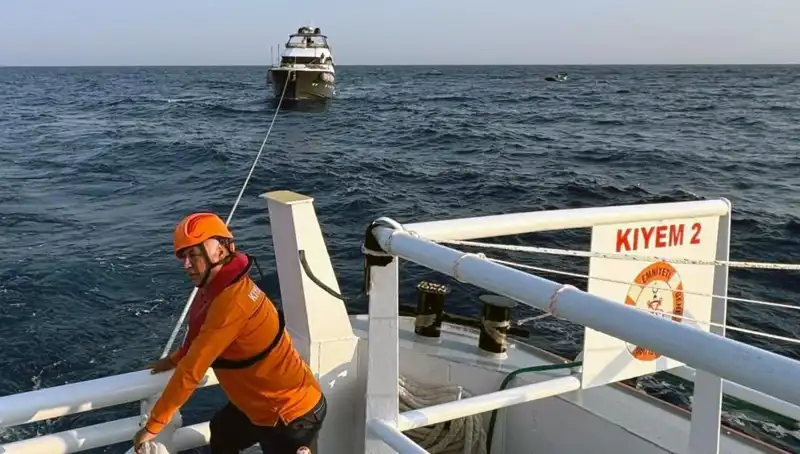 Marmaris Açıklarında Sürüklenen Tekne Denizcileri Kurtardı