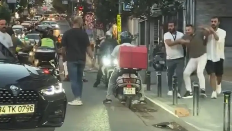Nişantaşı'nda Yol Verme Kavgası: Sopalı Korkutan Anlar