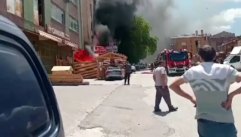 Ankara'nın Kalbinde Korkutan Yangın: İş Yerleri Alev Alev Yandı