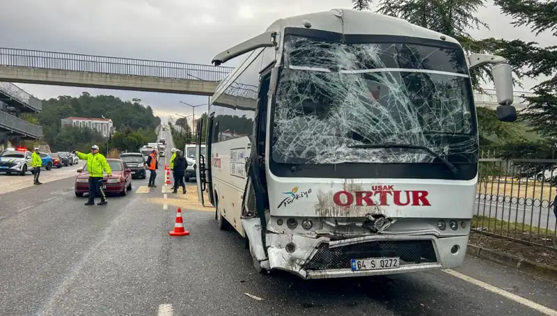 Uşak'ta İki İşçi Servisi Çarpıştı: Korkunç Kazada Yaralı Sayısı Artıyor