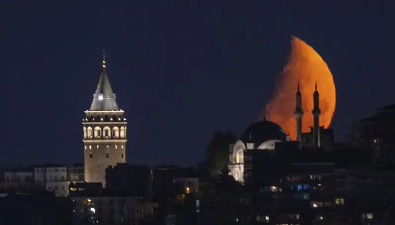 İstanbul'un Gizemli Yarım Ayı: Geceye Damgasını Vuran Güzellik