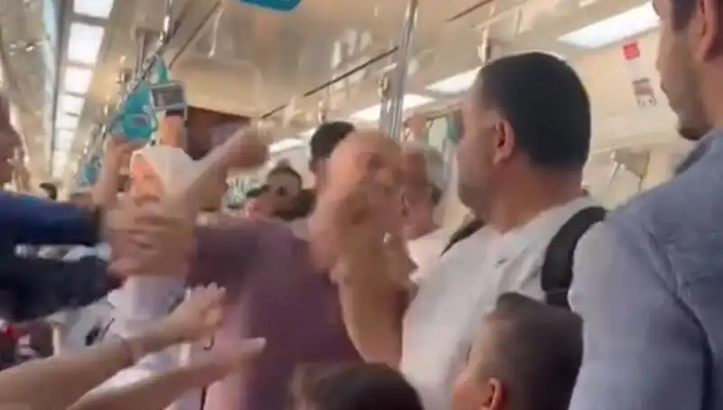 Marmaray'da Yumruklu Kavga: Yolcular Arasında Neler Yaşandı?