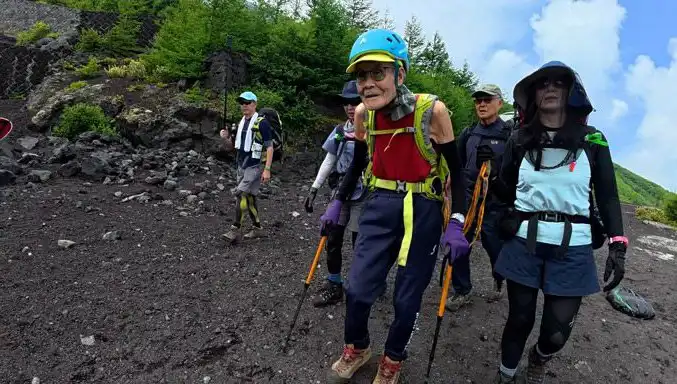 102 Yaşındaki Japon Dağcı, Fuji Dağı'nda Tarihi Rekora İmza Attı