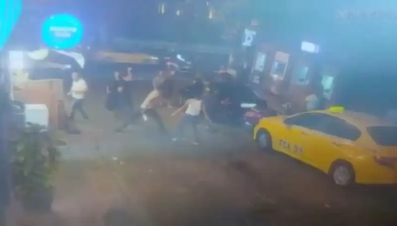 Beyoğlu'nda Laf Atma Kavgasında Birçok Kişi Yaralandı: Olayın Detayları