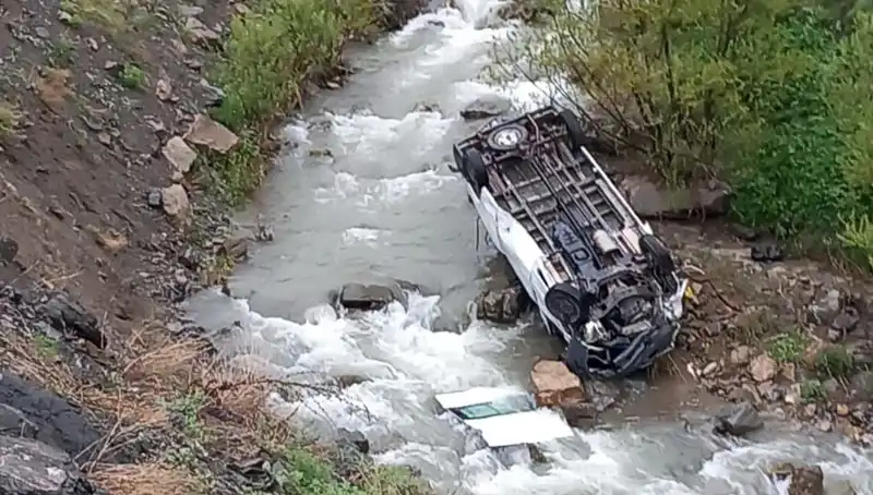 Hakkari'de Minibüs Devrildi: Derede İnanılmaz Can Pazarı!