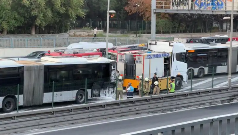 İstanbul'da Metrobüs Yangını: Trafikte Uzun Süreli Bekleyiş Başladı