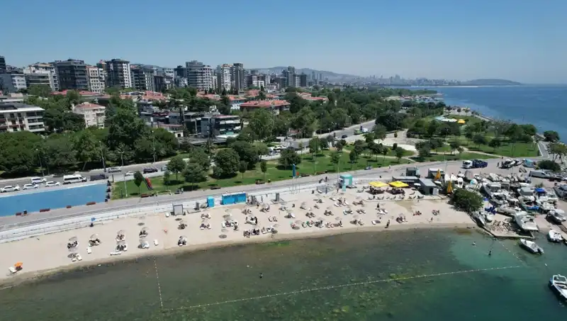 İstanbul'da Sıcak Havadan Kaçış: Caddebostan Sahili Doluğu Taştı!