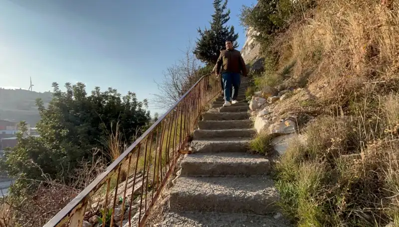Uçurum Kenarındaki Villa: 107 Basamakla Ulaşım Zorluğu