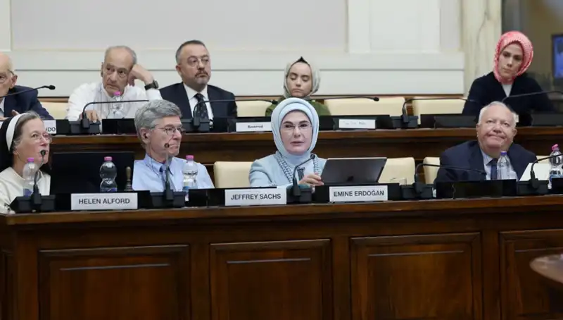 Emine Erdoğan, Vatikan'da "Dünya Beşten Büyüktür" Mesajıyla Dikkatleri Üzerine Çekti