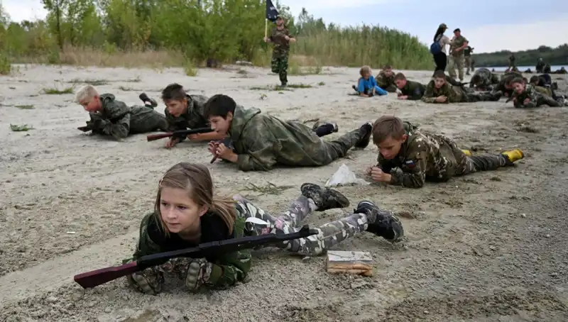 Rusya'da 8 Yaşındaki Çocuklar Askeri Eğitim Alıyor: Savaşın Karanlık Yüzü