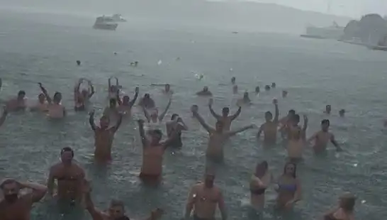 İstanbul Bebek'te Yağmura Rağmen Denize Giren Kalabalık Herkesi Şaşırttı!