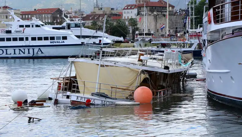 Hırvatistan'da Şiddetli Yağış ve Fırtına Sonrası Feribot Faciası: Gemi Battı!