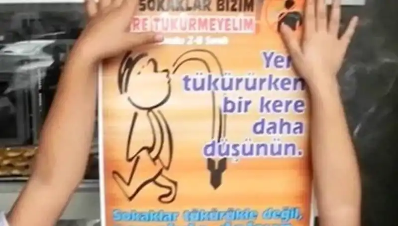 Yere Tüküren Genç, Sosyal Medyada Gündem Oldu: Ceza Cezayı Buldu!