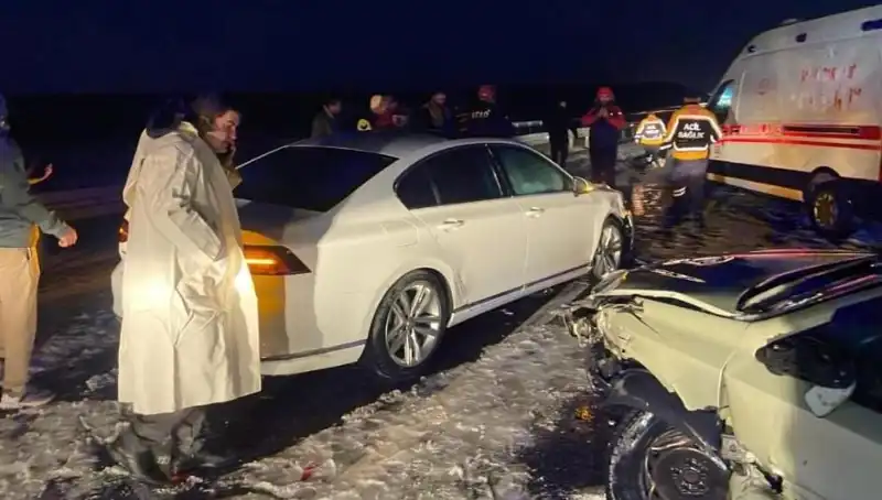 Aksaray’da Feci Zincirleme Trafik Kazası: 15 Yaralı, Olayın Araştırılması Sürüyor