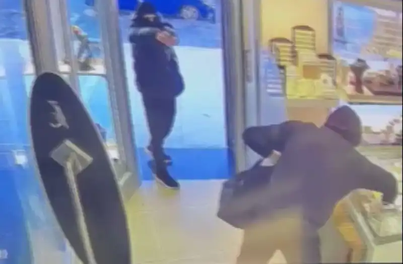 Ümraniye'de Korkunç Soygun Girişimi: Maskeli Çetenin Saldırısı