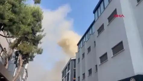 İstanbul'da 4 Katlı İş Merkezinde Yangın: Ekipler Olay Yerinde!