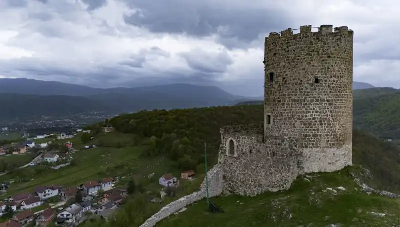 Bosna Hersek'teki Sokolac Kalesi: Tarihin İzlerini Süzerek Zamana Direniş
