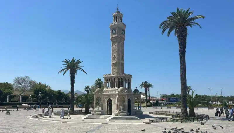 İzmir'de Sıcak Hava Korkutuyor! Meydanlar Boş, Termometreler Yükseliyor