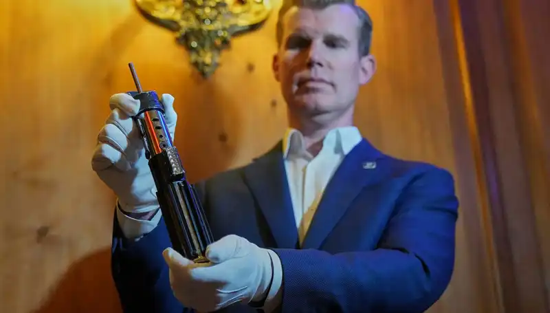 Darth Vader'ın Efsanevi Işın Kılıcı, Rekor Fiyata Satıldı!