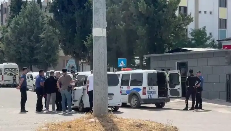 Adliye Önünde Kanlı Kavga: İki Aile arasında Gergin Anlar!