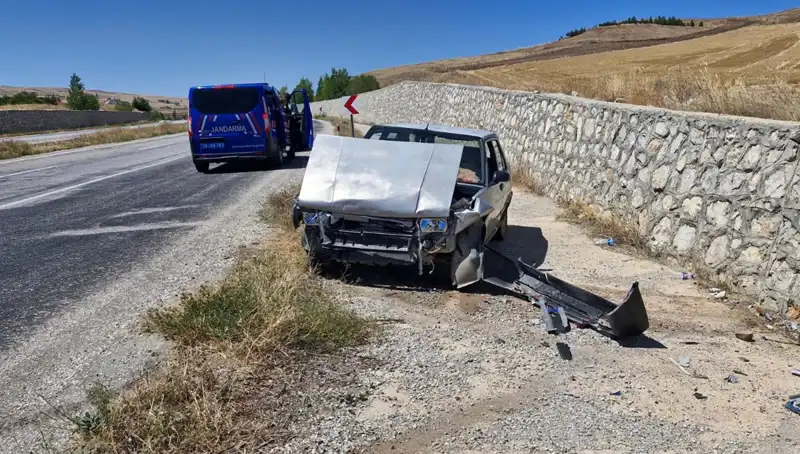 Kontrolden Çıkan Otomobil Duvara Çarptı, İki Kişi Yaralandı