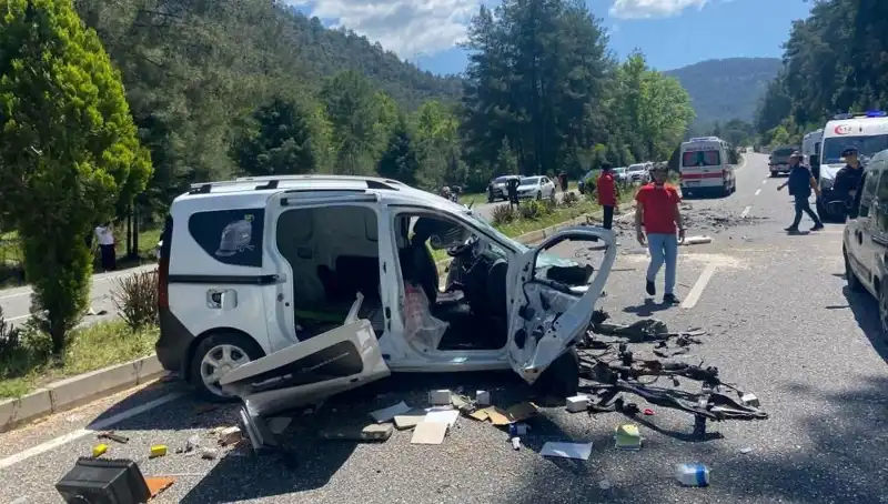 Marmaris'te Feci Kaza: Yol Savaş Alanına Döndü, Can Kaybı ve Yaralılar Var!