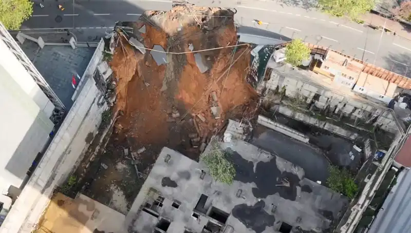 Sarıyer'de Aniden Yaşanan Yol Çökmesi Şehri Hareketlendirdi
