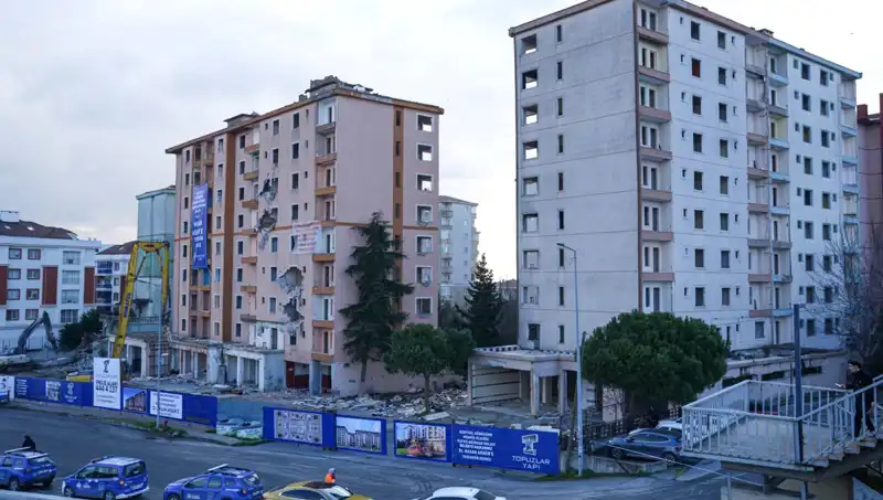 Büyükçekmece'de Tarihi An: 10 Bina Yıkılıyor, Yeni Gelecek İnşa Ediliyor!