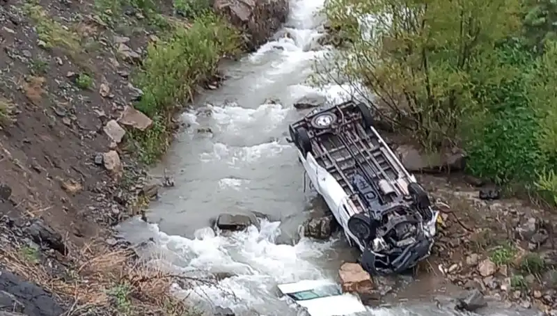 Hakkari'de Feci Kaza: İşçileri Taşıyan Minibüs Devrildi, İki Can Gitti!