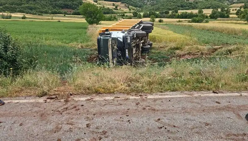 Tokat’ta Devrilen Kamyon Feci Kazada Şoför Hayatını Kaybetti