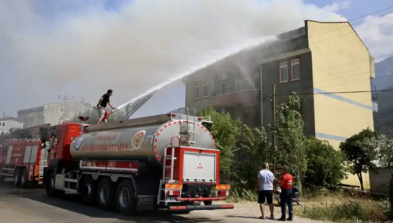 Çatı Katında Meydana Gelen Yangın, Komşuları Panikletti