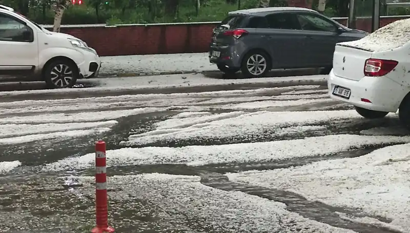 Ardahan'da Dolu Yağışı Şehri Beyaza Bürüdü: Son Durum ve Etkileri