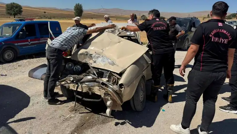 Kahramanmaraş'ta Feci Kaza: Kamyonet ile Otomobil Çarpıştı, 3 Yaralı!