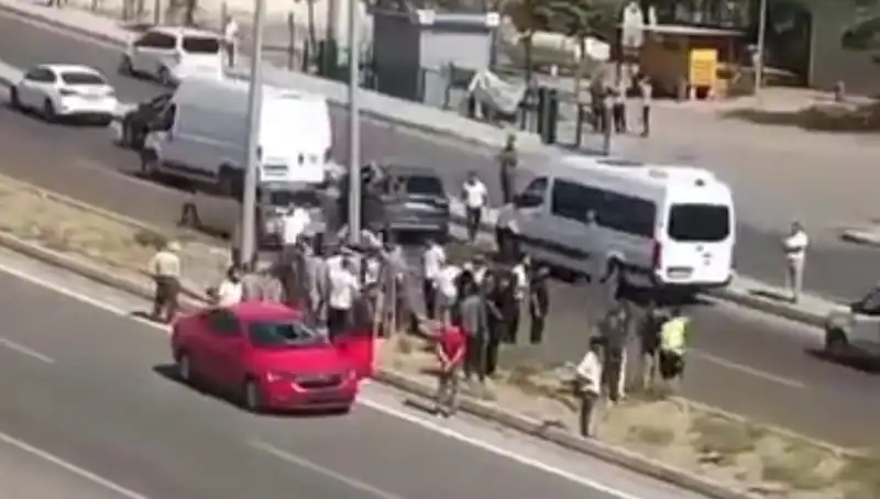 Yolun Karşısına Geçen Yayaya Otomobil Çarptı, Kaza Anı Kamerada