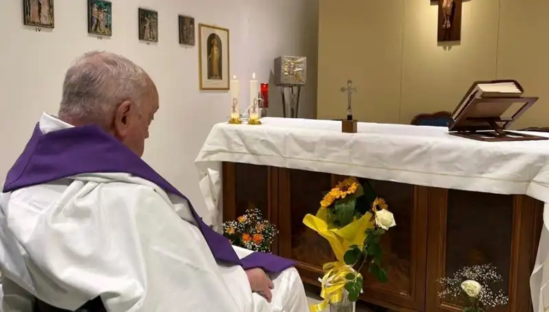 Vatikan’da Şaşırtan Gelişme: Papa Artık Kendi Başına Nefes Alabiliyor