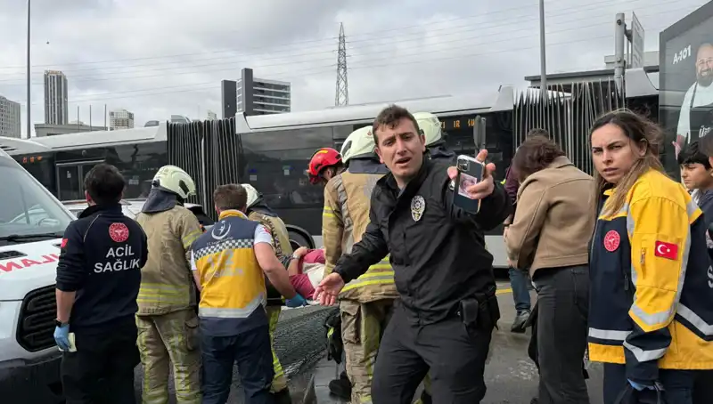 Metrobüs Kazası: İstanbul'da Seferler Durduruldu - İlk Bilgiler Geldi