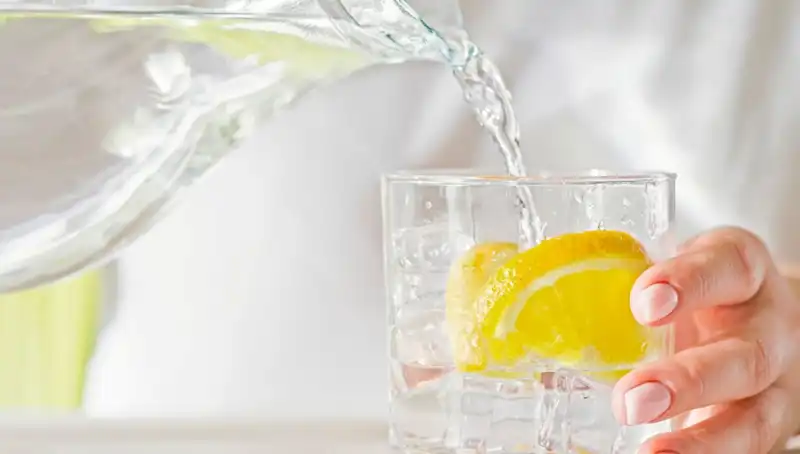 Limonlu Su İçmenin 8 Bilinmeyen Faydası: Sağlığınız İçin Neler Sunuyor?