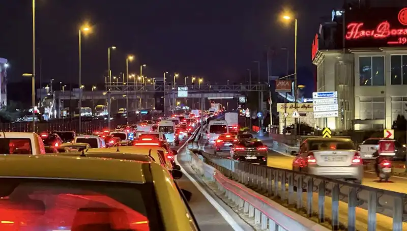 Yenibosna Metrobüs Yaya Üst Geçidi: Yeni Çalışmalar Neleri Getirecek?