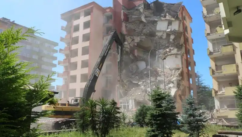 Dalgaların Yıkıcı Gücü: İki Bina Gün Yüzüne Çıktı
