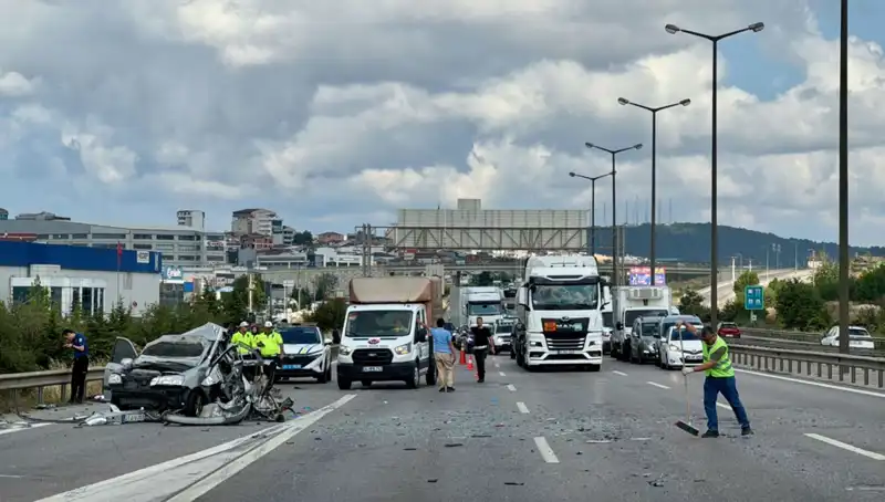 Otoyolda Trafiği Alt Üst Eden Kazada Üç Kişi Sıkıştı!