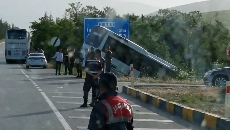 Isparta'da Tur Otobüsü ile Yolcu Otobüsü Kaza Yaptı: Yaralıların Durumu Ne?
