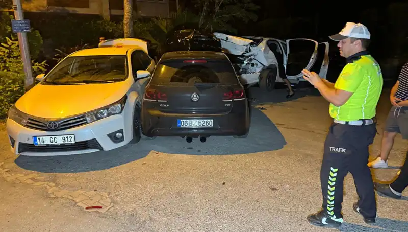 Alkollü Sürücü Sokağı Kaosa Sürükledi: Üç Araç Zarar Gördü