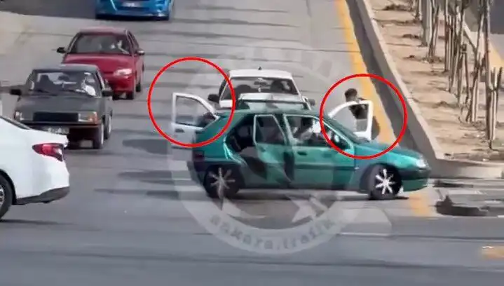 Trafikte Bıçak ve Kılıçlarla Saldıran 5 Kişi Gözaltına Alındı