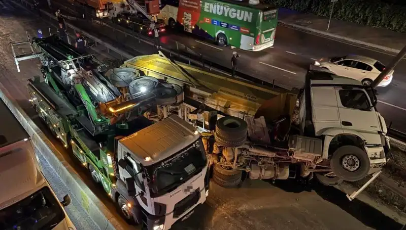 Moloz Yüklü Hafriyat Kamyonu Devrildi: Olayda Ne Oldu?