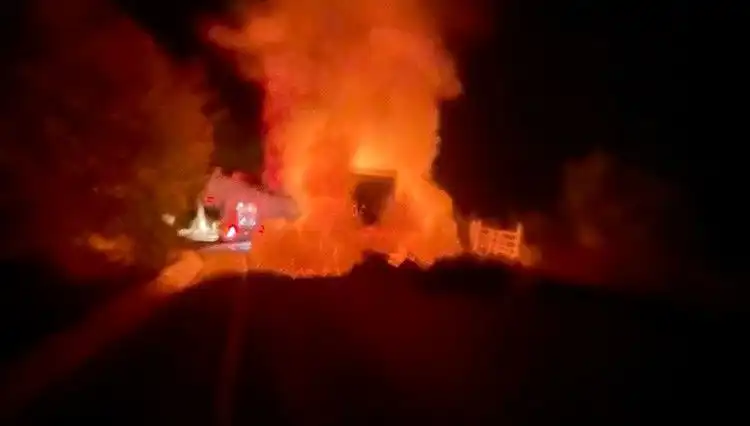 Seyir Halindeki Kamyonet Alev Alev Yandı: Korkutan Anlar Kameralara Yansıdı