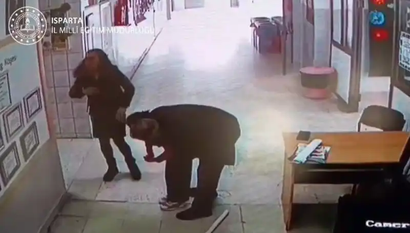 Küçük Öğrenciyi Heimlich Manevrası ile Kurtaran Öğretmen Dramı