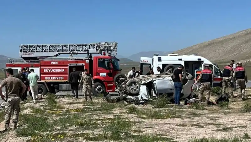 Van'da Üzücü Kaza: 4 Can Gitti, 2 Kişi Yaralandı