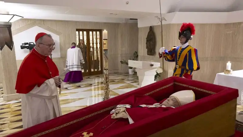 Papa'nın Tabuttaki Fotoğrafları Yayınlandı: Duygusal Anlar ve Anlamı