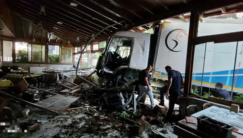 Freni Boşalan Kamyon Restoranı Yerle Bir Etti: Görevliler Şokta